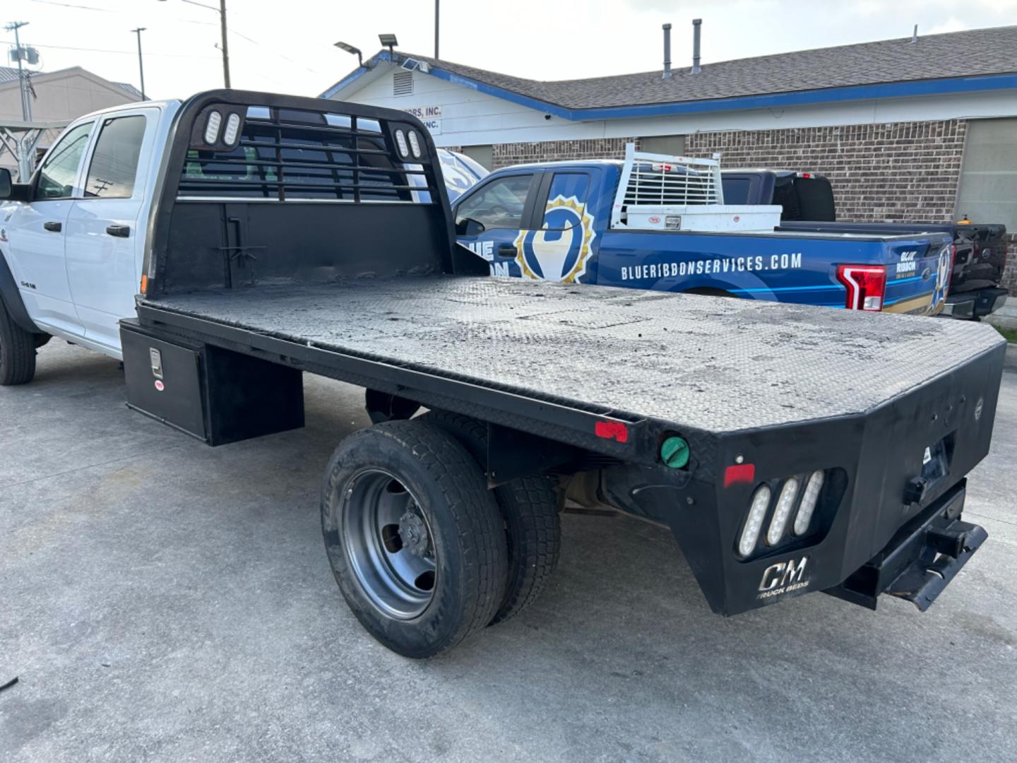 2020 White RAM 5500 Crew Cab LWB 4WD DRW (3C7WRNFL9LG) with an 6.7L L6 OHV 24V TURBO DIESEL engine, located at 1687 Business 35 S, New Braunfels, TX, 78130, (830) 625-7159, 29.655487, -98.051491 - Photo#9